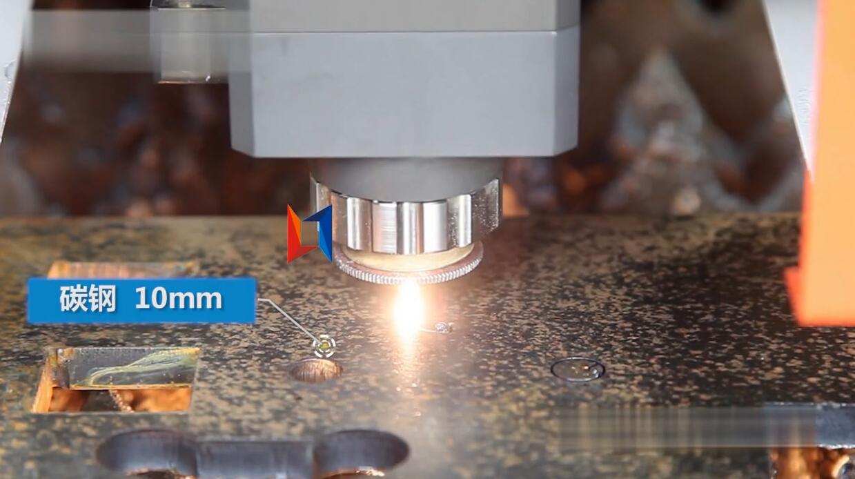 領(lǐng)秀激光LXF1530光纖激光切割機(jī)切割碳鋼10mm