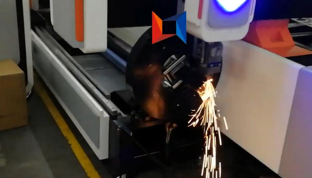 領(lǐng)秀激光LXF1530光纖激光切割機切割直徑70mm方形不銹鋼管