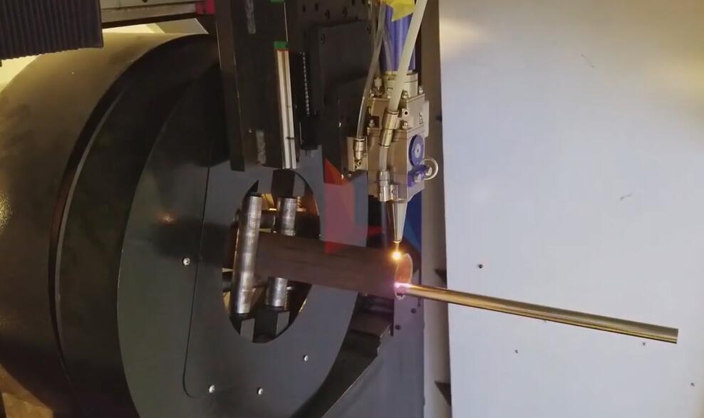 領(lǐng)秀激光LXF6020光纖激光切割機(jī)切割碳鋼管3mm