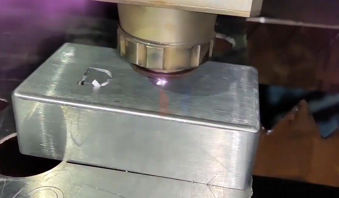 領(lǐng)秀激光大功率光纖激光切割機(jī)2000瓦切割3mm鋁板